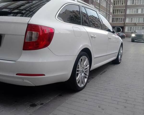 Білий Шкода Суперб, об'ємом двигуна 2 л та пробігом 275 тис. км за 12100 $, фото 5 на Automoto.ua
