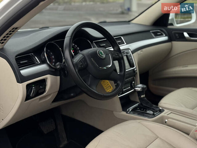 Білий Шкода Суперб, об'ємом двигуна 2 л та пробігом 317 тис. км за 12900 $, фото 36 на Automoto.ua
