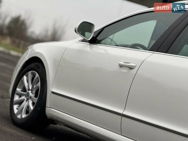 Білий Шкода Суперб, об'ємом двигуна 2 л та пробігом 317 тис. км за 12900 $, фото 22 на Automoto.ua