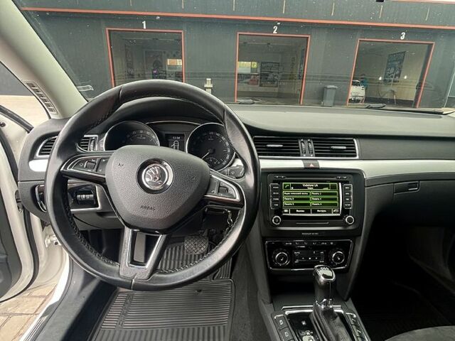 Шкода Суперб 2013 в Лозовой на Automoto.ua Белый Шкода Суперб, объемом двигателя 2 л и пробегом 335 тыс. км за 12800 $, фото 4 на Automoto.ua