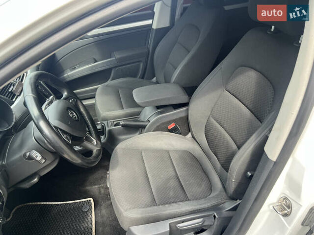 Белый Шкода Суперб, объемом двигателя 2.01 л и пробегом 275 тыс. км за 13000 $, фото 9 на Automoto.ua