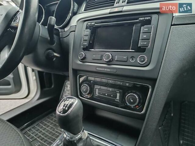 Білий Шкода Суперб, об'ємом двигуна 2 л та пробігом 252 тис. км за 11400 $, фото 16 на Automoto.ua