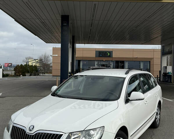 Белый Шкода Суперб, объемом двигателя 2 л и пробегом 195 тыс. км за 13999 $, фото 7 на Automoto.ua