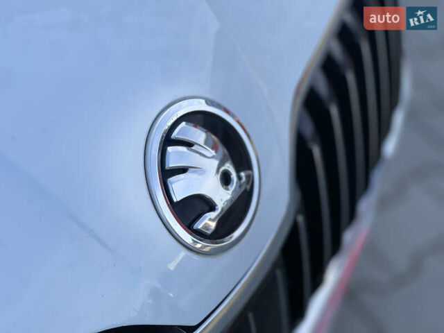 Білий Шкода Суперб, об'ємом двигуна 1.6 л та пробігом 242 тис. км за 13250 $, фото 12 на Automoto.ua