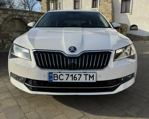 Белый Шкода Суперб, объемом двигателя 1.6 л и пробегом 235 тыс. км за 14000 $, фото 1 на Automoto.ua