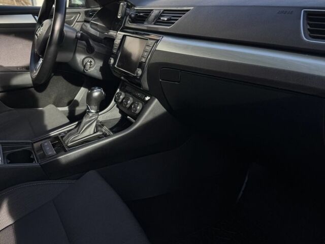 Белый Шкода Суперб, объемом двигателя 1.6 л и пробегом 235 тыс. км за 14200 $, фото 10 на Automoto.ua