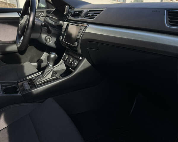 Белый Шкода Суперб, объемом двигателя 1.6 л и пробегом 235 тыс. км за 14000 $, фото 14 на Automoto.ua