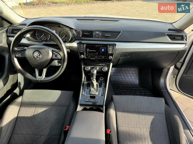 Белый Шкода Суперб, объемом двигателя 1.6 л и пробегом 235 тыс. км за 14000 $, фото 12 на Automoto.ua