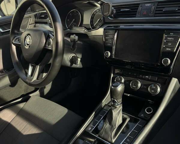 Белый Шкода Суперб, объемом двигателя 1.6 л и пробегом 235 тыс. км за 14000 $, фото 13 на Automoto.ua