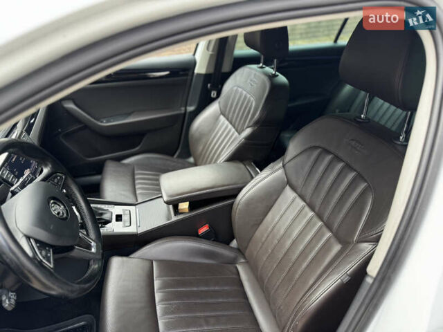 Білий Шкода Суперб, об'ємом двигуна 2 л та пробігом 173 тис. км за 17000 $, фото 18 на Automoto.ua