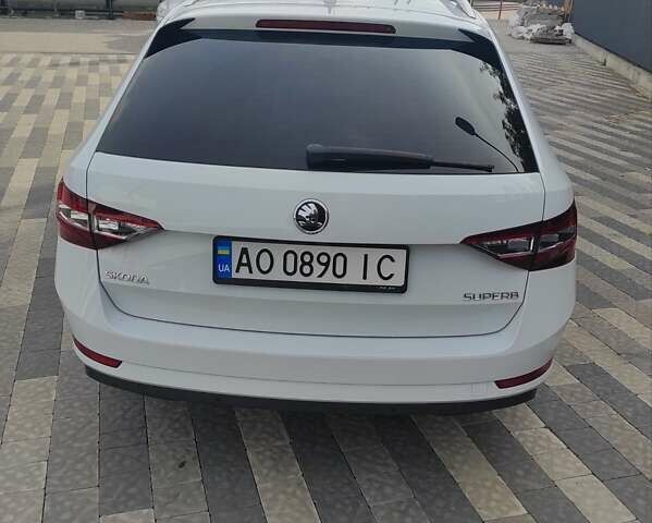 Белый Шкода Суперб, объемом двигателя 1.6 л и пробегом 290 тыс. км за 15000 $, фото 1 на Automoto.ua