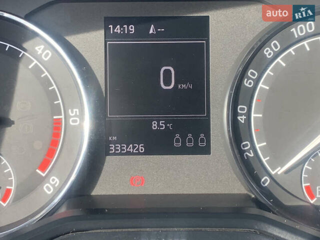 Белый Шкода Суперб, объемом двигателя 2 л и пробегом 333 тыс. км за 13800 $, фото 5 на Automoto.ua