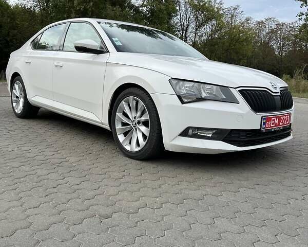 Белый Шкода Суперб, объемом двигателя 1.6 л и пробегом 172 тыс. км за 13500 $, фото 2 на Automoto.ua