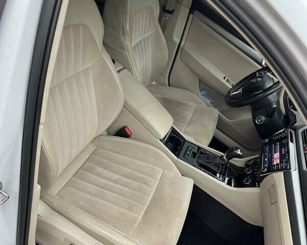 Белый Шкода Суперб, объемом двигателя 1.97 л и пробегом 323 тыс. км за 14500 $, фото 12 на Automoto.ua