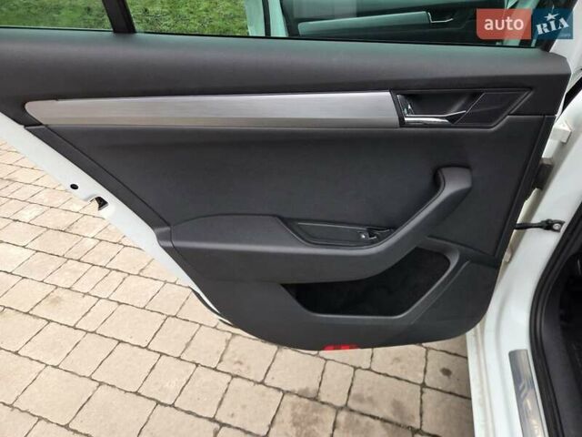 Білий Шкода Суперб, об'ємом двигуна 2 л та пробігом 288 тис. км за 15999 $, фото 30 на Automoto.ua