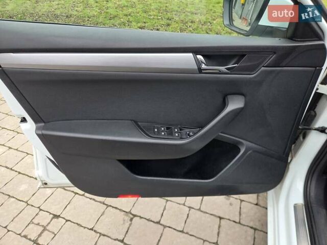 Білий Шкода Суперб, об'ємом двигуна 2 л та пробігом 288 тис. км за 15999 $, фото 29 на Automoto.ua