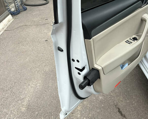 Белый Шкода Суперб, объемом двигателя 1.97 л и пробегом 323 тыс. км за 14500 $, фото 15 на Automoto.ua