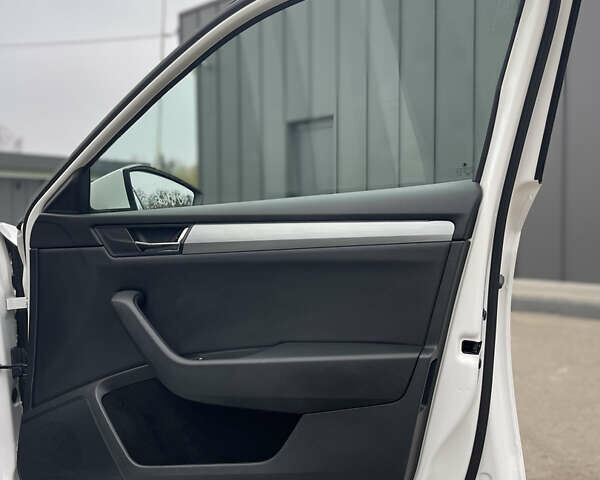 Белый Шкода Суперб, объемом двигателя 2 л и пробегом 254 тыс. км за 15800 $, фото 60 на Automoto.ua