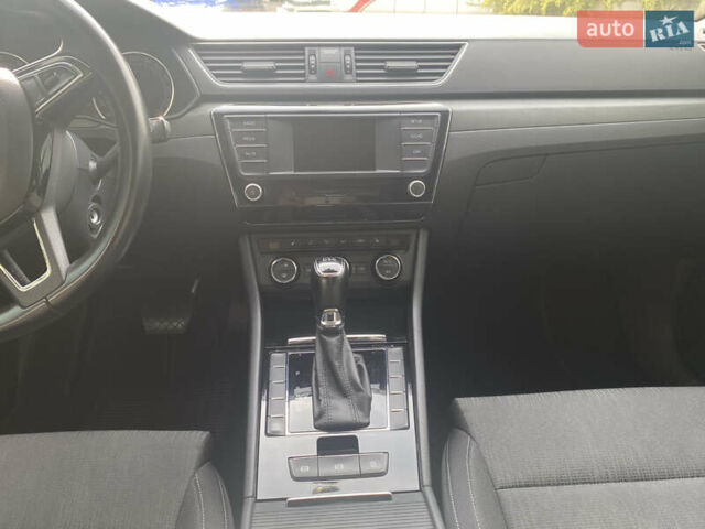 Білий Шкода Суперб, об'ємом двигуна 1.8 л та пробігом 135 тис. км за 18200 $, фото 1 на Automoto.ua