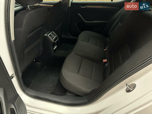 Білий Шкода Суперб, об'ємом двигуна 1.6 л та пробігом 284 тис. км за 11400 $, фото 9 на Automoto.ua