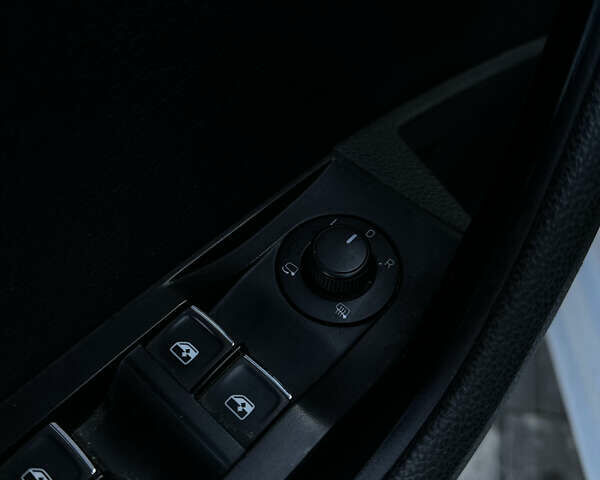 Белый Шкода Суперб, объемом двигателя 1.6 л и пробегом 292 тыс. км за 12700 $, фото 7 на Automoto.ua