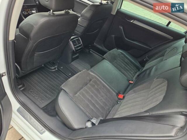 Білий Шкода Суперб, об'ємом двигуна 2 л та пробігом 288 тис. км за 15999 $, фото 35 на Automoto.ua