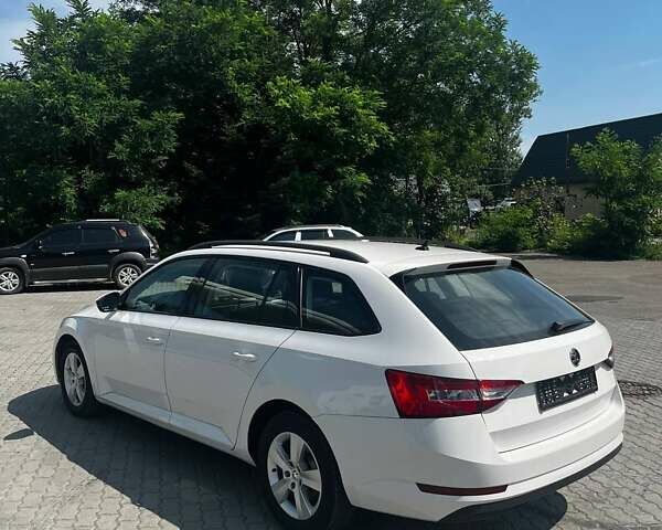 Белый Шкода Суперб, объемом двигателя 1.6 л и пробегом 200 тыс. км за 12250 $, фото 5 на Automoto.ua