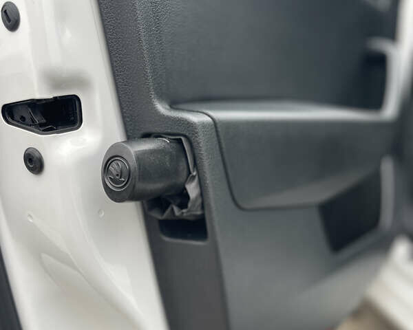 Белый Шкода Суперб, объемом двигателя 2 л и пробегом 254 тыс. км за 15800 $, фото 49 на Automoto.ua