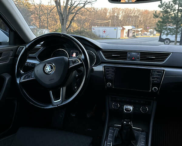 Белый Шкода Суперб, объемом двигателя 1.6 л и пробегом 292 тыс. км за 12700 $, фото 3 на Automoto.ua