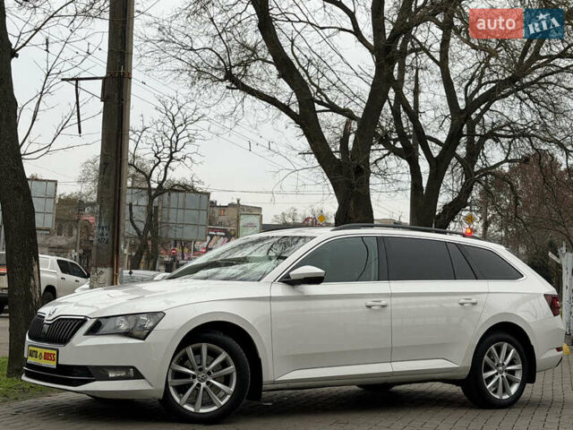 Белый Шкода Суперб, объемом двигателя 2 л и пробегом 269 тыс. км за 15999 $, фото 1 на Automoto.ua