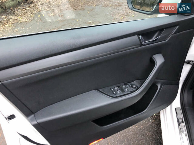 Белый Шкода Суперб, объемом двигателя 2 л и пробегом 311 тыс. км за 17999 $, фото 16 на Automoto.ua