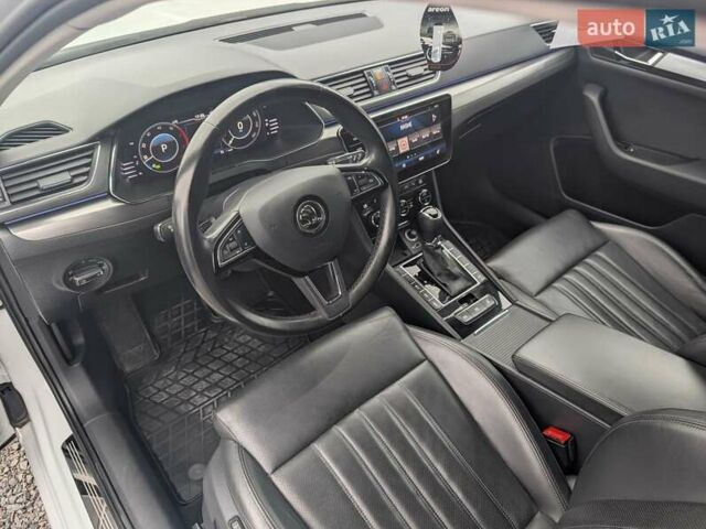 Білий Шкода Суперб, об'ємом двигуна 1.97 л та пробігом 287 тис. км за 22550 $, фото 39 на Automoto.ua