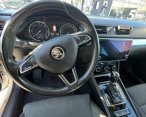 Белый Шкода Суперб, объемом двигателя 1.97 л и пробегом 277 тыс. км за 17999 $, фото 9 на Automoto.ua