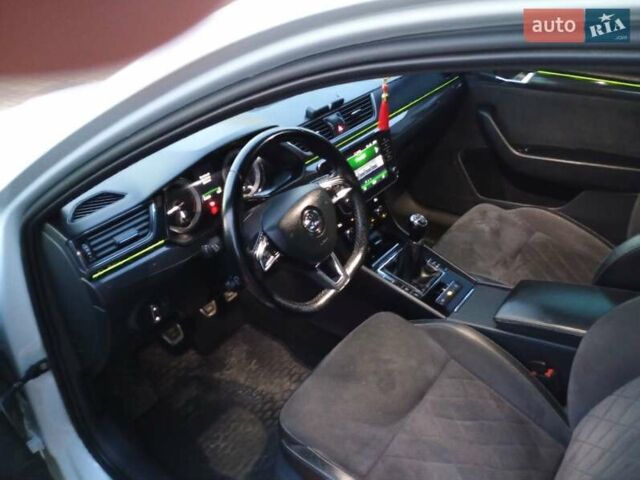 Белый Шкода Суперб, объемом двигателя 2 л и пробегом 242 тыс. км за 18200 $, фото 3 на Automoto.ua