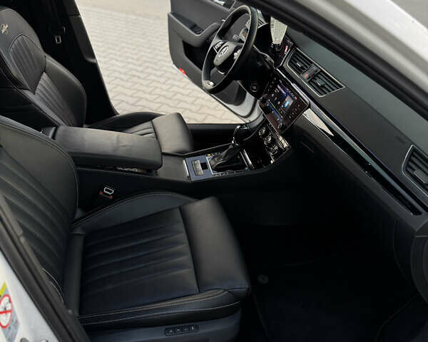 Білий Шкода Суперб, об'ємом двигуна 1.97 л та пробігом 170 тис. км за 29999 $, фото 10 на Automoto.ua