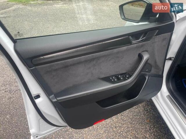 Білий Шкода Суперб, об'ємом двигуна 1.4 л та пробігом 107 тис. км за 24900 $, фото 4 на Automoto.ua