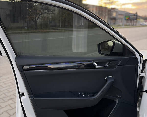 Білий Шкода Суперб, об'ємом двигуна 1.97 л та пробігом 170 тис. км за 29999 $, фото 6 на Automoto.ua