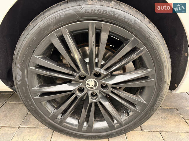 Белый Шкода Суперб, объемом двигателя 1.97 л и пробегом 219 тыс. км за 25500 $, фото 38 на Automoto.ua