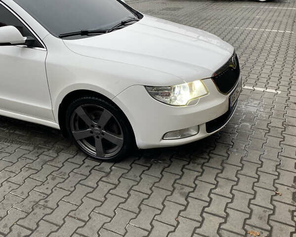 Белый Шкода Суперб, объемом двигателя 1.8 л и пробегом 326 тыс. км за 7000 $, фото 12 на Automoto.ua