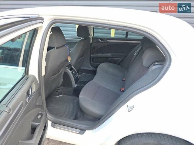 Білий Шкода Суперб, об'ємом двигуна 1.8 л та пробігом 238 тис. км за 8700 $, фото 1 на Automoto.ua