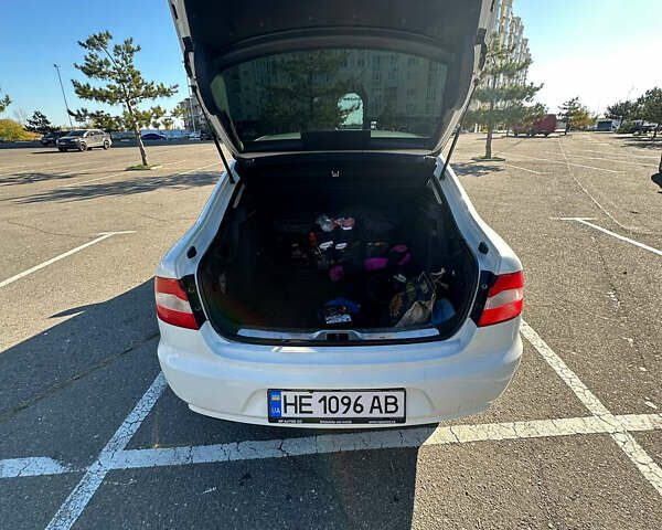 Білий Шкода Суперб, об'ємом двигуна 1.8 л та пробігом 246 тис. км за 8000 $, фото 11 на Automoto.ua