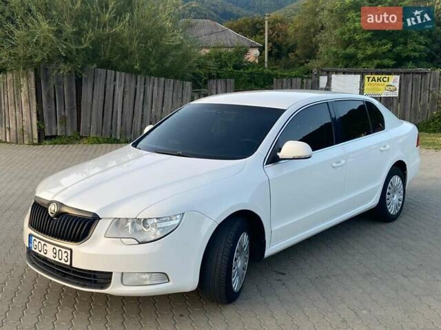 Белый Шкода Суперб, объемом двигателя 1.9 л и пробегом 300 тыс. км за 3800 $, фото 1 на Automoto.ua