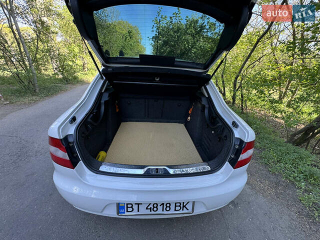 Белый Шкода Суперб, объемом двигателя 1.97 л и пробегом 184 тыс. км за 11700 $, фото 5 на Automoto.ua