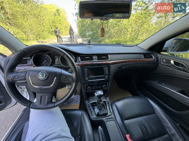 Белый Шкода Суперб, объемом двигателя 1.97 л и пробегом 184 тыс. км за 11700 $, фото 4 на Automoto.ua