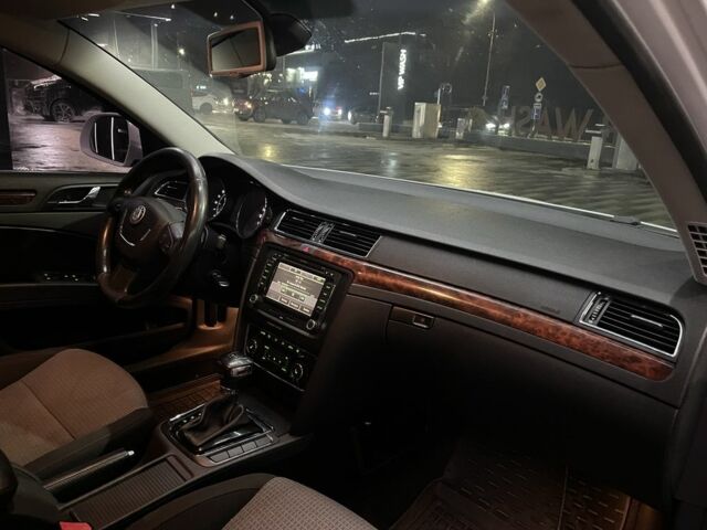 Білий Шкода Суперб, об'ємом двигуна 2 л та пробігом 270 тис. км за 9300 $, фото 18 на Automoto.ua