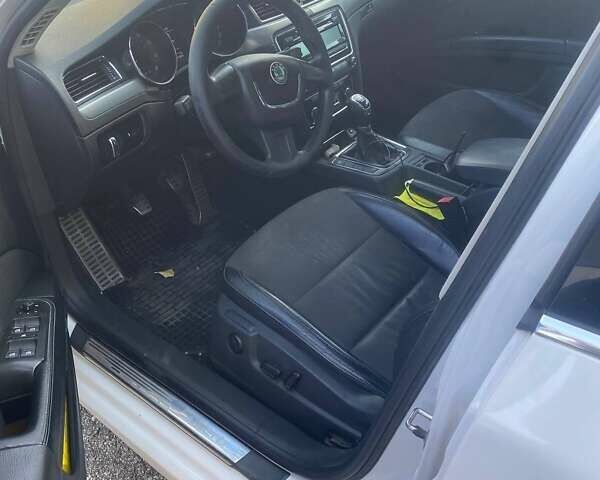 Белый Шкода Суперб, объемом двигателя 1.8 л и пробегом 183 тыс. км за 7400 $, фото 1 на Automoto.ua