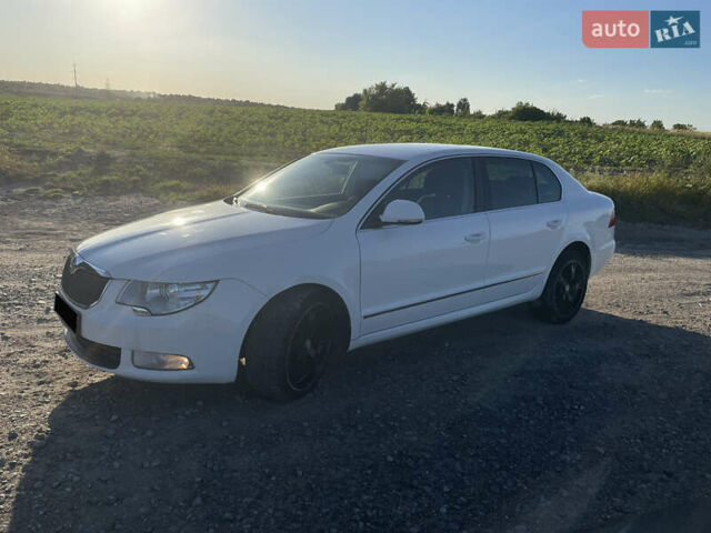 Белый Шкода Суперб, объемом двигателя 1.8 л и пробегом 220 тыс. км за 6400 $, фото 1 на Automoto.ua