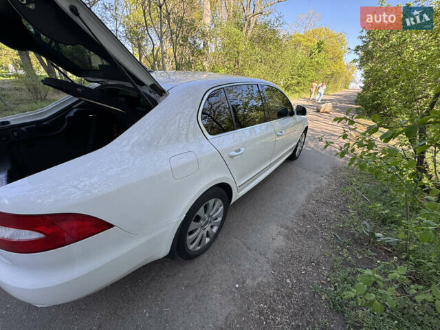 Белый Шкода Суперб, объемом двигателя 1.97 л и пробегом 184 тыс. км за 11700 $, фото 6 на Automoto.ua