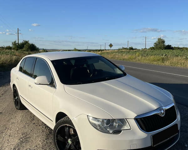Белый Шкода Суперб, объемом двигателя 1.8 л и пробегом 220 тыс. км за 6400 $, фото 3 на Automoto.ua