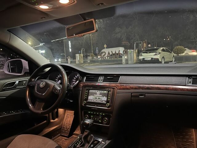 Білий Шкода Суперб, об'ємом двигуна 2 л та пробігом 270 тис. км за 9300 $, фото 15 на Automoto.ua